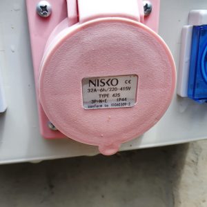 שקע תעשייתי תלת פאזי אדום 32 אמפר לטעינה רכבים זמנית