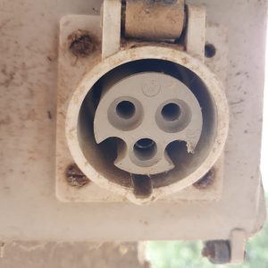 שקע חד פאזי המתאים לשימוש בתעשייה בצבע כחול